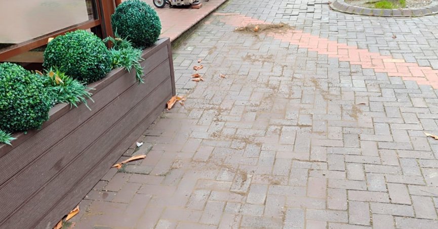 Çınarlık Meydanı’nda parke bakımı yapıldı