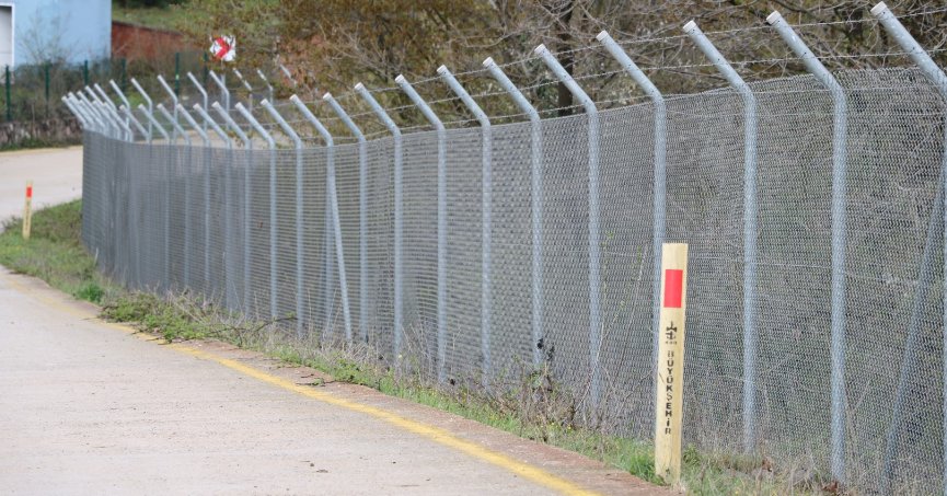 Mezarlıklara binlerce metre duvar ve tel çit