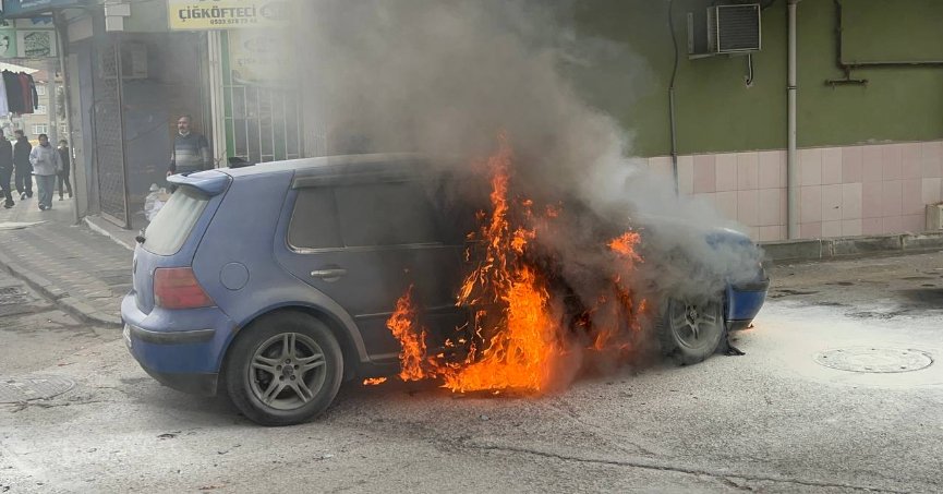 Otomobil alevlere teslim oldu