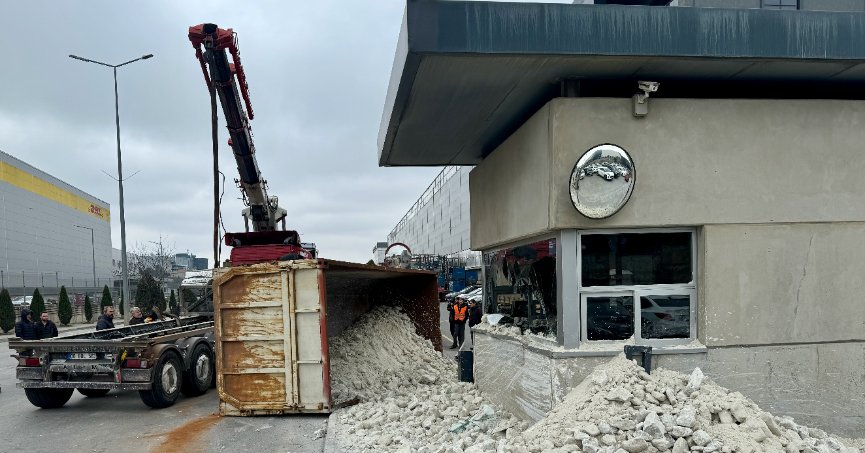 Hafriyat kamyonu güvenlik binasına çarptı