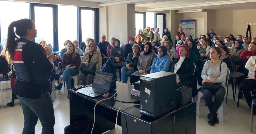 İZMEK kursiyerlerine farkındalık eğitimi