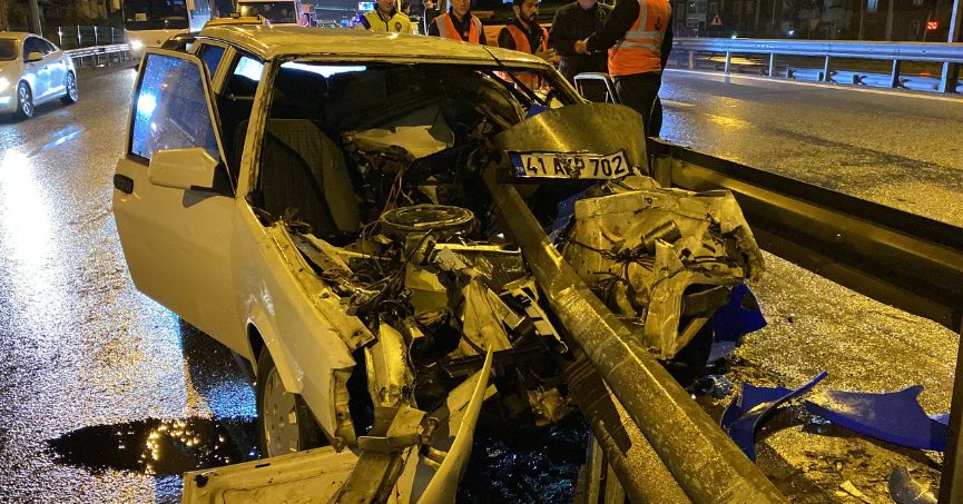 Otomobil bariyere ok gibi saplandı: 1 yaralı