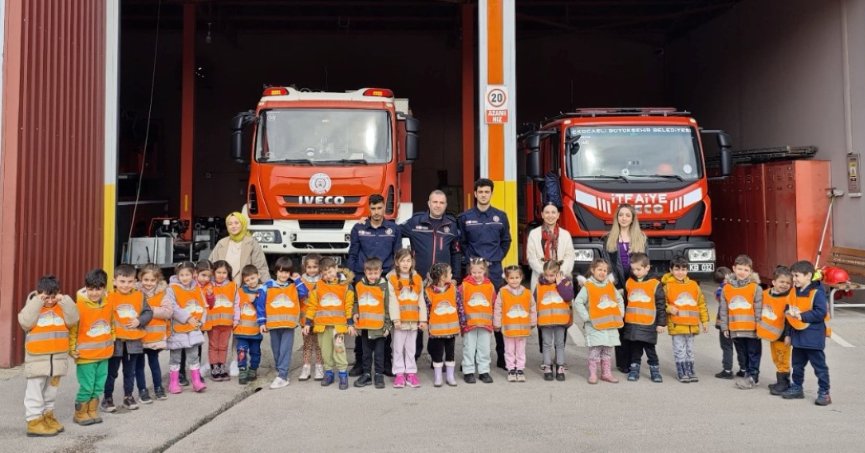 Büyükşehir İtfaiyesinin minik ziyaretçileri