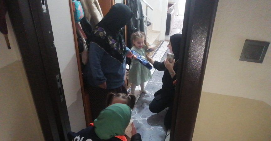 Minik kardeşlerin sevgisine duyarsız kalmadılar