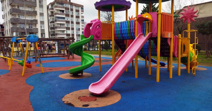 Parkın zeminine bakım gerekli