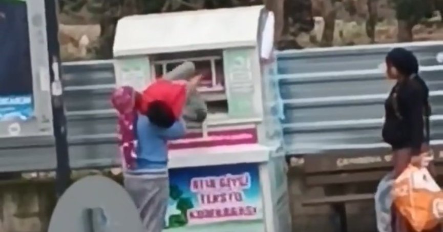 Giysi kumbarasından hırsızlık yaptılar