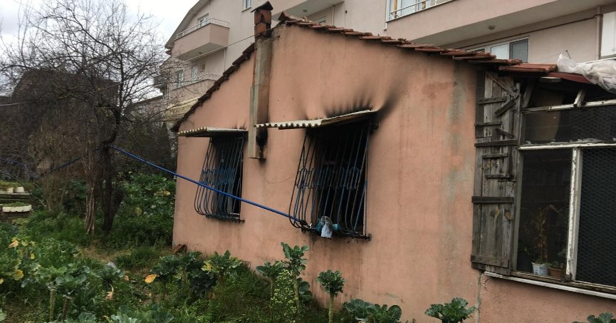 Çakmakla oynayan çocuk gecekonduyu yaktı