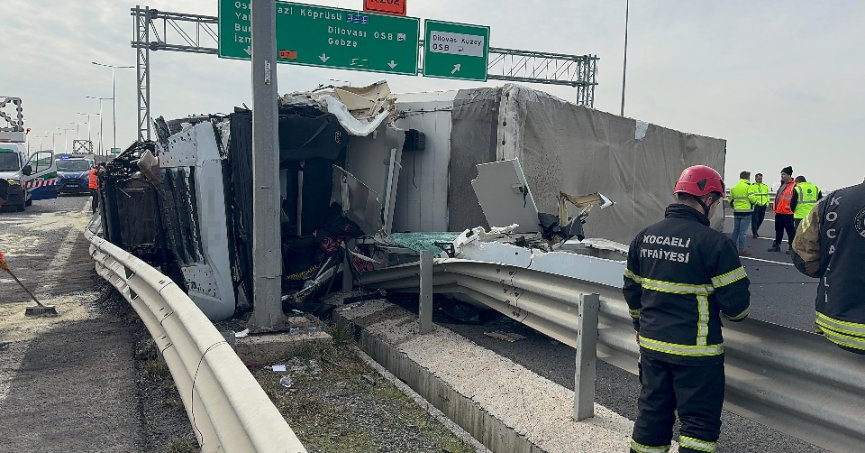 Tır bariyere çarpıp devrildi: 1 yaralı