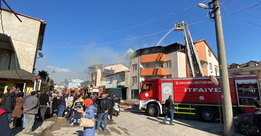 Çatı katındaki yangın mahalleliyi sokağa döktü