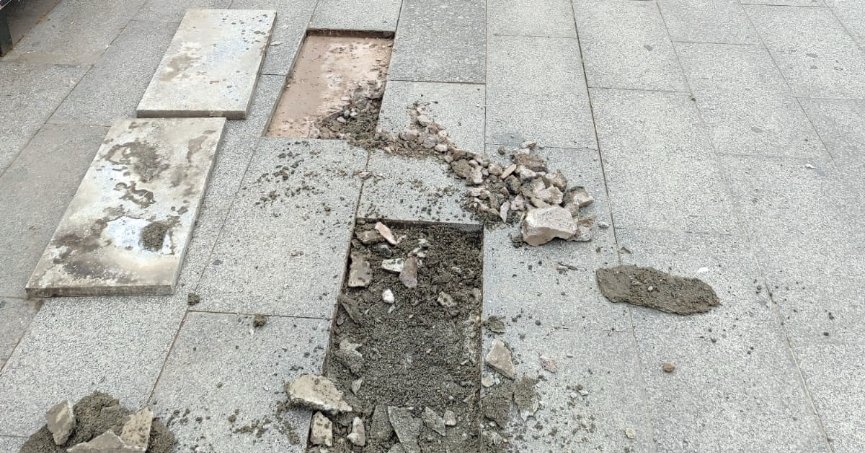 Kaldırımlarda bozulan noktalar onarılıyor