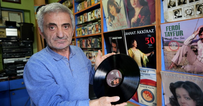 Gölcük’te 40 yıldır plak ve kaset satıyor