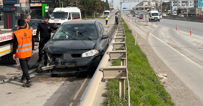 Otomobil D-100’den caddeye uçtu: 2 yaralı