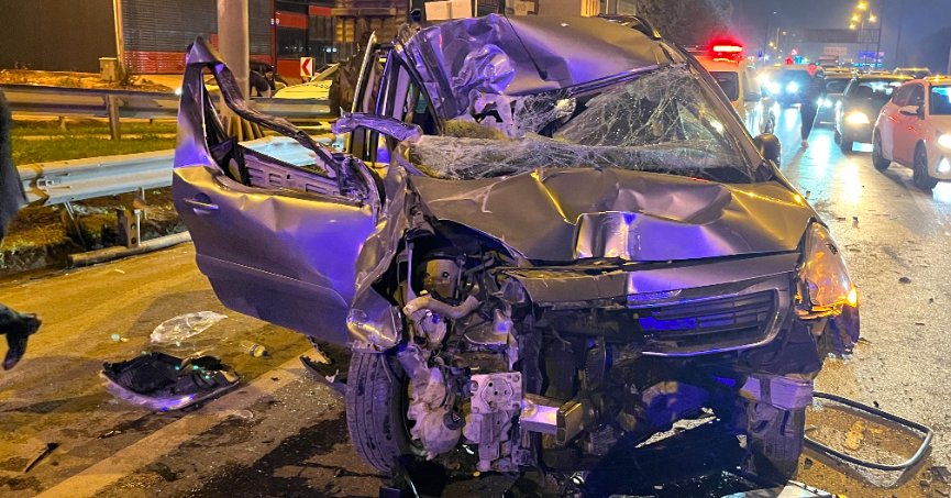 Kazaya karışan araç kağıt gibi ezildi: 3 yaralı