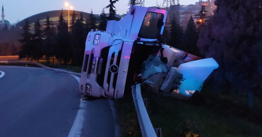 Devrilen tırın sürücüsü ağır yaralandı