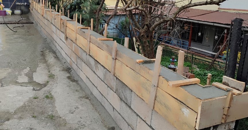 Anayol kenarında duvar örüldü