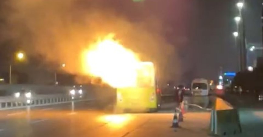 Seyir halindeki belediye otobüsü alev aldı