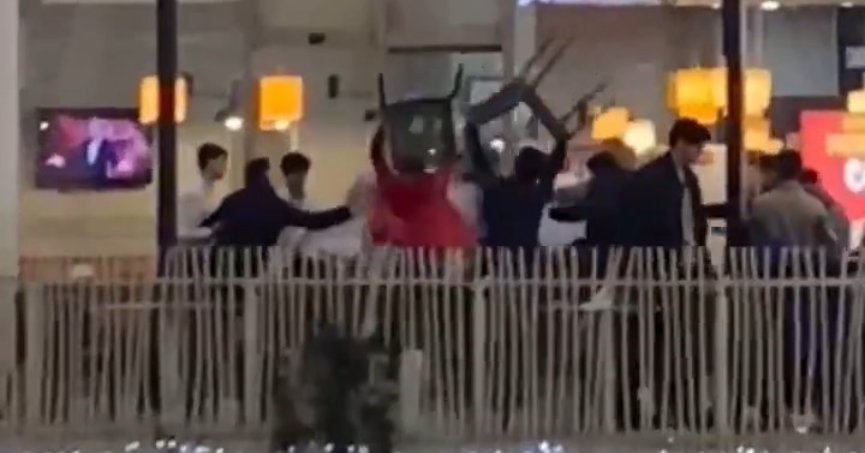 AVM’de tekme ve yumruklu kavga