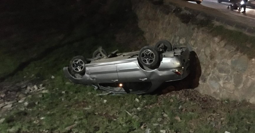 Otomobil istinat duvarından bahçeye düştü