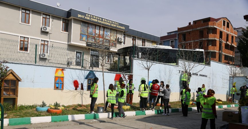 Kocaeli Gönüllüleri okul duvarlarını boyadı