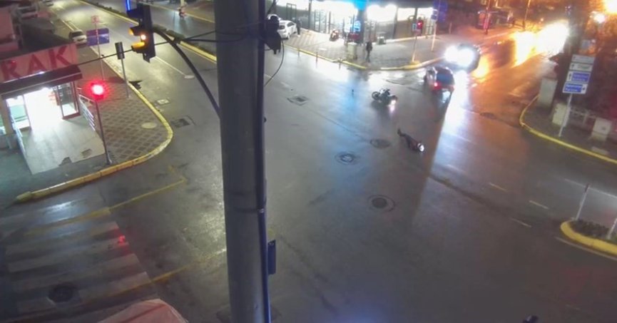 Kırmızı ışık ihlali yapan motosikletli otomobille çarpıştı