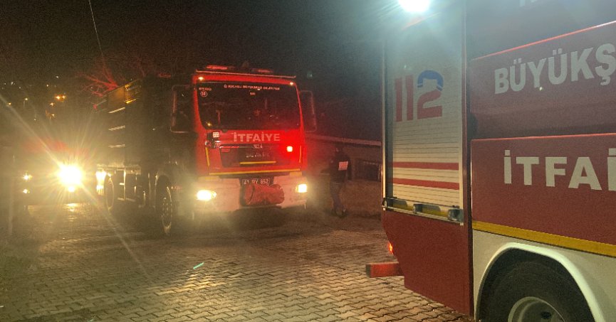 Ailesinin yaşadığı daireyi ateşe verdi