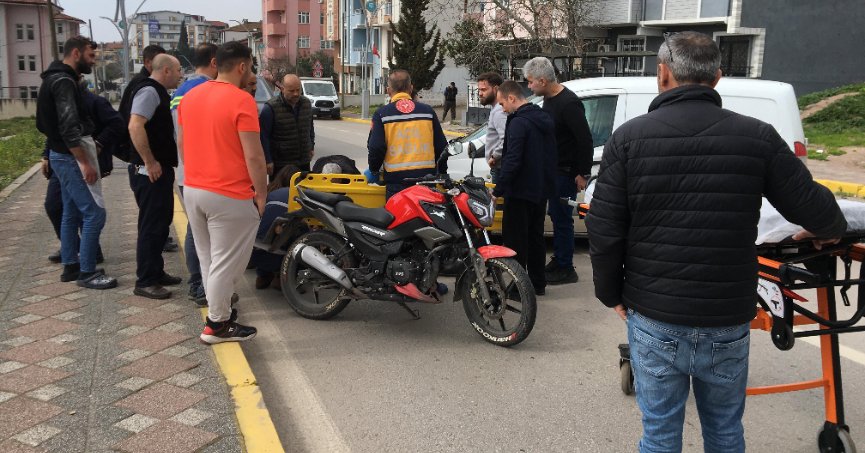 Hafif ticari araç ile motosiklet çarpıştı: 1 yaralı