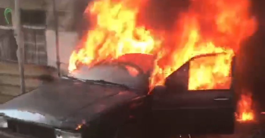 Otomobilini ateşe verdi