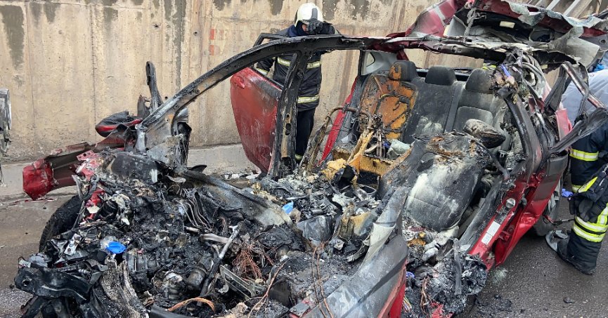 Tırın altına giren otomobil yandı: 1 ölü