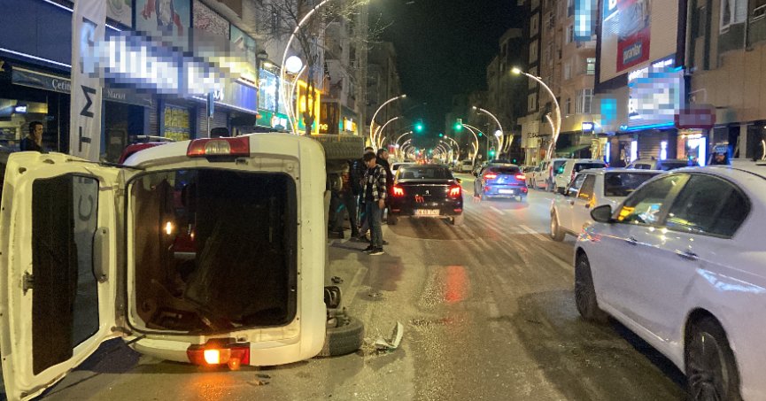 Duraklayan araca çarpıp devrildi