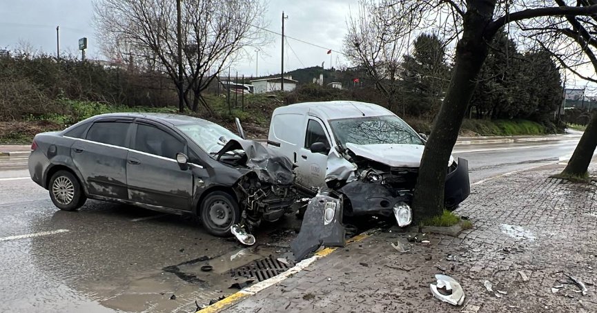 Otomobil ile hafif ticari araç çarpıştı: 3 yaralı