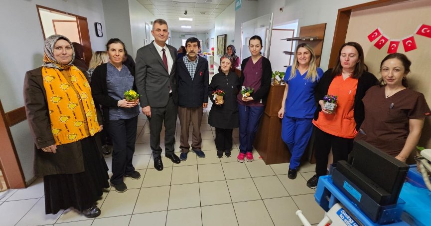 AK Parti sağlıkçılara 50 bin çiçek dağıttı