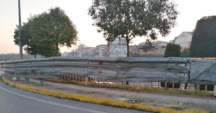 Hasar gören bariyerler yenilenmeli