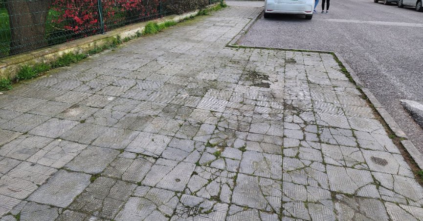 Değirmendere sahilinde kaldırıma bakım yapıldı