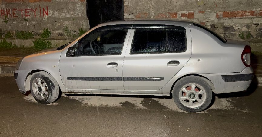 Park halindeki otomobil kurşunlandı