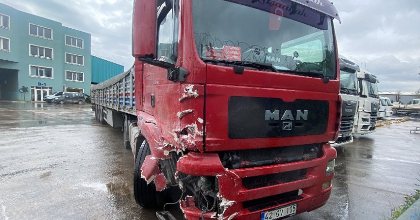 El freni çekilmeyen tır kamyon şoförüne çarptı