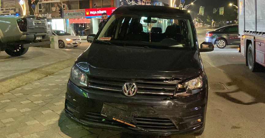 Hafif ticari araç otomobile çarptı: 1 yaralı