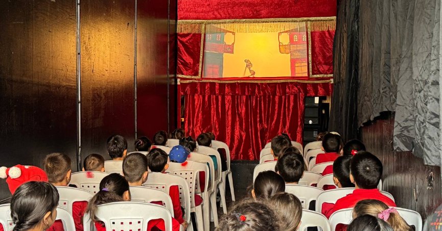 Tır Tiyatrosu, köylerde gölge oyunu sergiliyor