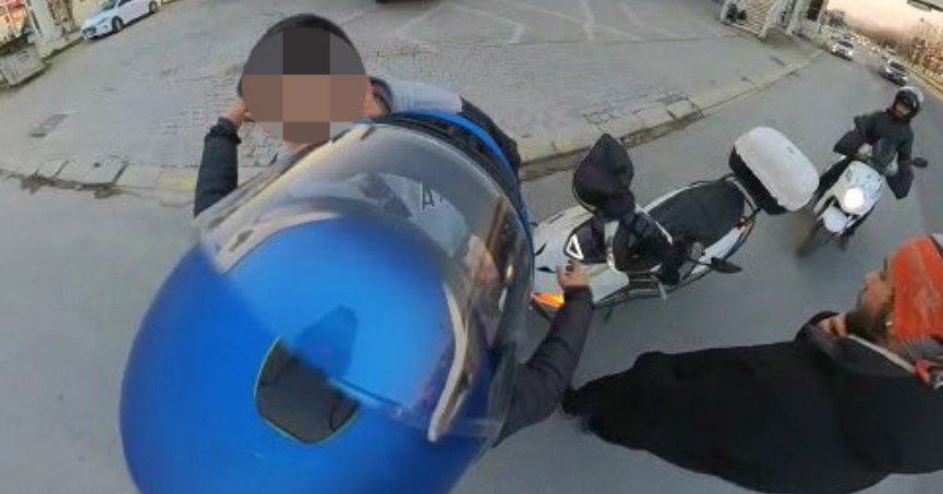 Trafikte kavga edecekken bir anda sarıldılar