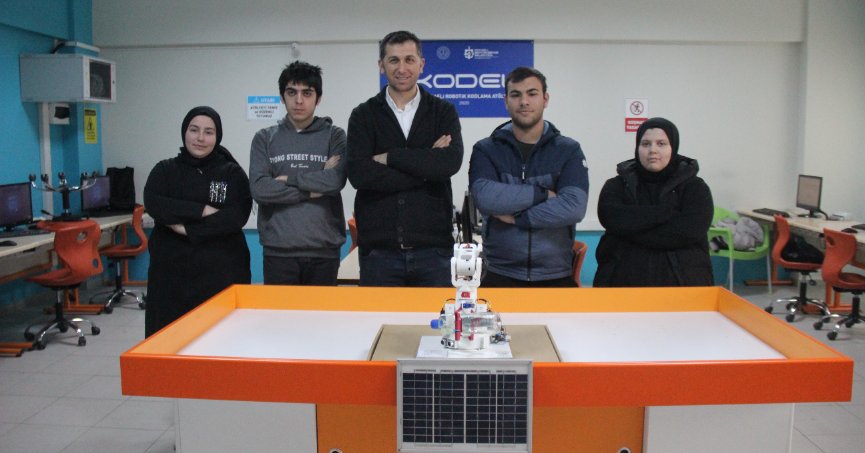 Kolonya döken robot ürettiler