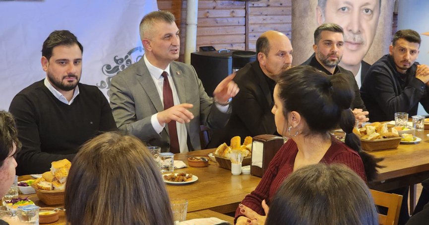 Sezer, gençlerle bir araya geldi