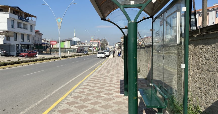 Durakta kırılan cam yerine konulmalı