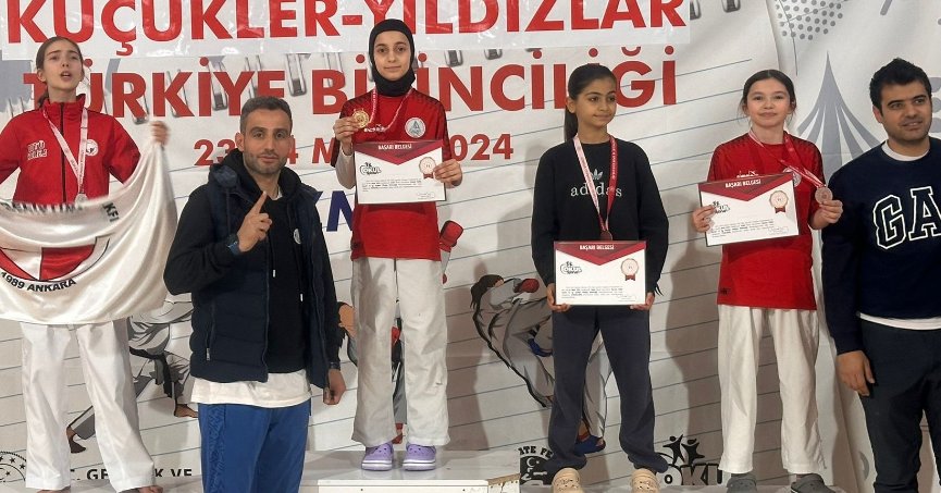 Karateci kızlarımız  şampiyonlukla döndüler