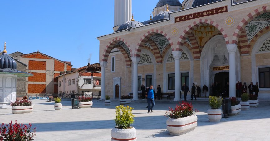 Büyükşehir’den Paşa Cami meydanına estetik dokunuş