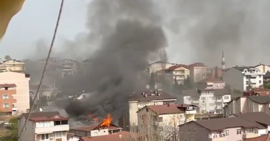 2 katlı evin çatısı alevlere teslim oldu