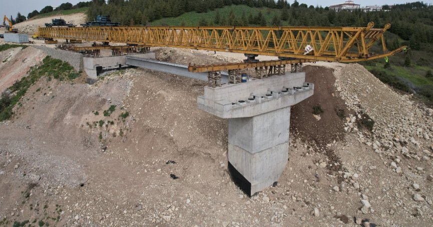 Hastane köprüsünde kiriş montajı başladı