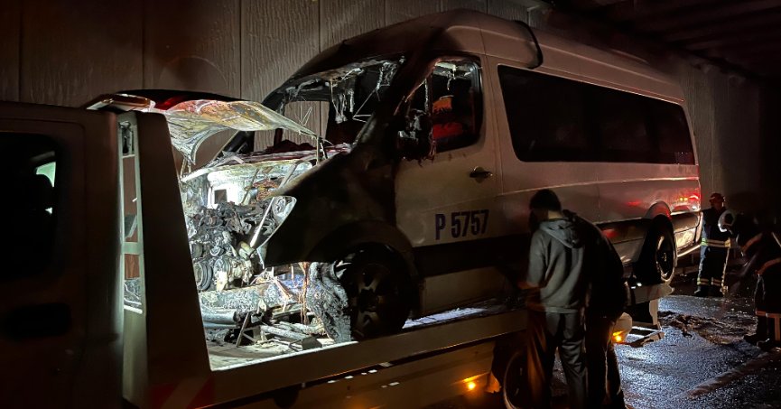 Seyir halindeki işçi servisi yandı