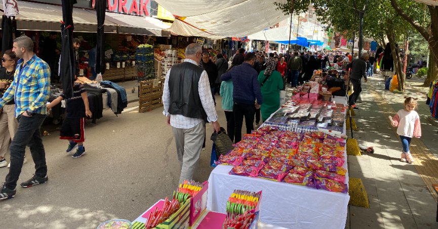 Bayram pazarı yoğun ilgi görüyor