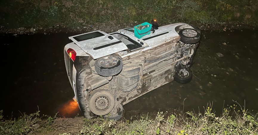 Hafif ticari araç su kanalına uçtu: 1 yaralı