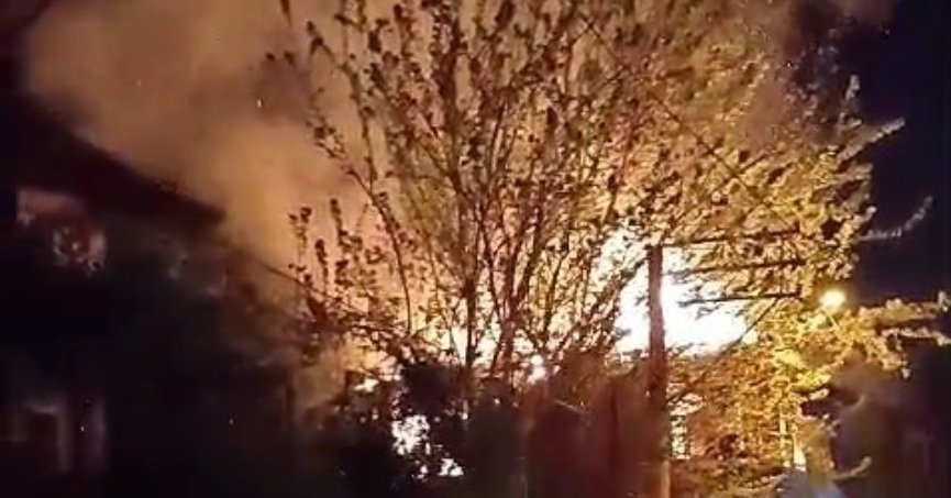 İki katlı metruk ev alev alev yandı