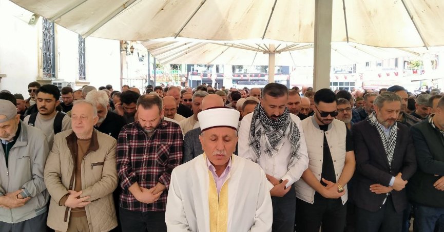İsrail saldırılarında hayatını kaybedenler için gıyabi cenaze namazı kılındı